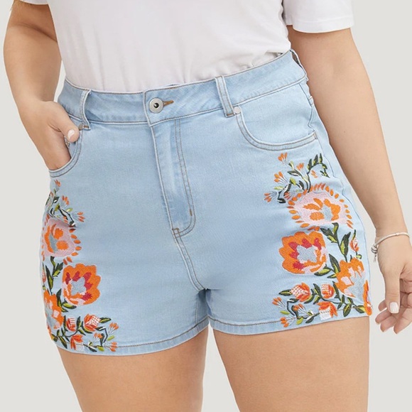 BloomChic Plus Size 2XL High Rise Light Wash Floral Embroidered Denim Shorts - Picture 1 of 7